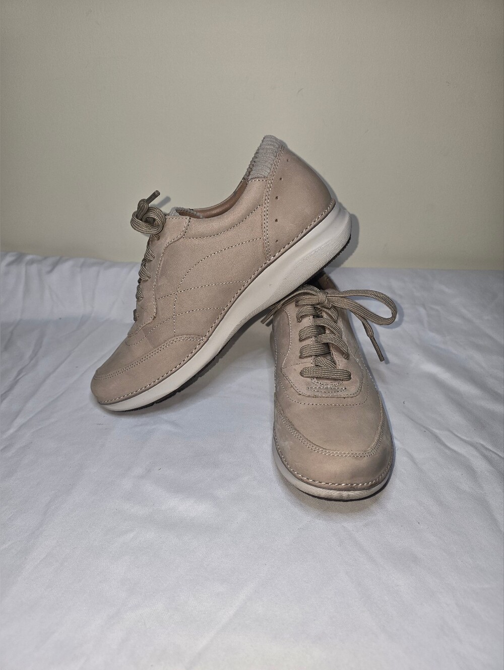 Clarks Unstructured Beige Nubuck Comfort Sneakers Women's Size 8